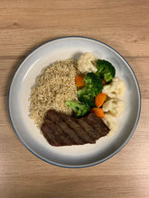 Charger l&#39;image dans la galerie, Steak, riz brun, repas de légumes variés