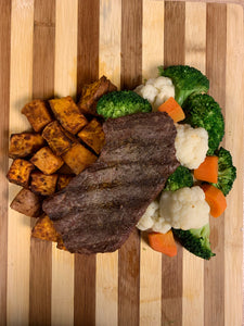 Steak, patate douce, repas de légumes variés